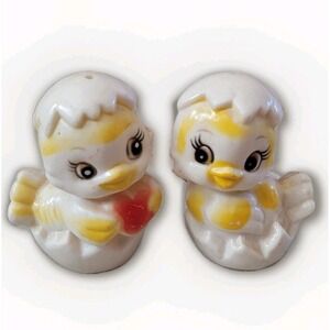 vintage plastic baby chicks salt & pepper shakers, cute kitchen decor items